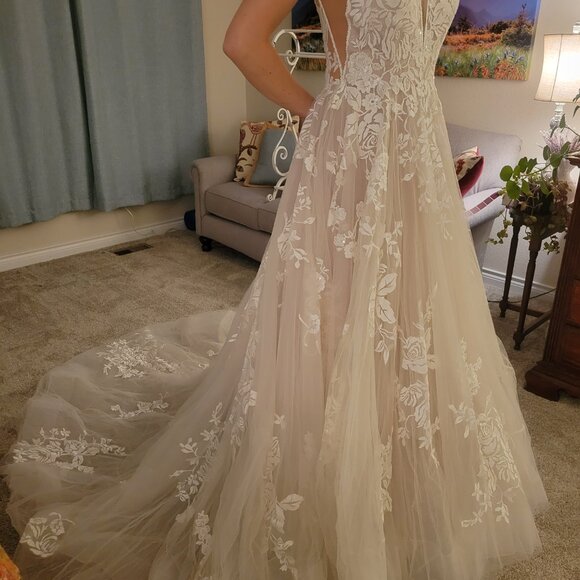 New Wedding Dress- Romantic lace and tulle A-line spaghetti strap Allure Bridals - Picture 2 of 13